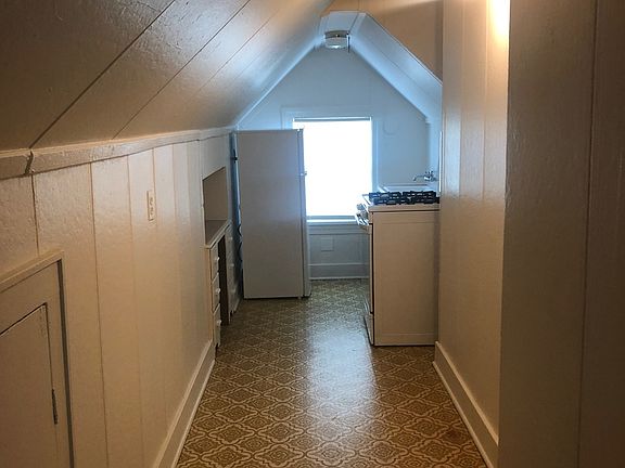 3rd image of 1012 E Avenue D APT 3