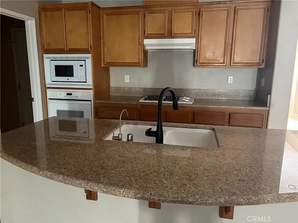 4 bed, 2579 sqft, $3,975 — Photo 3