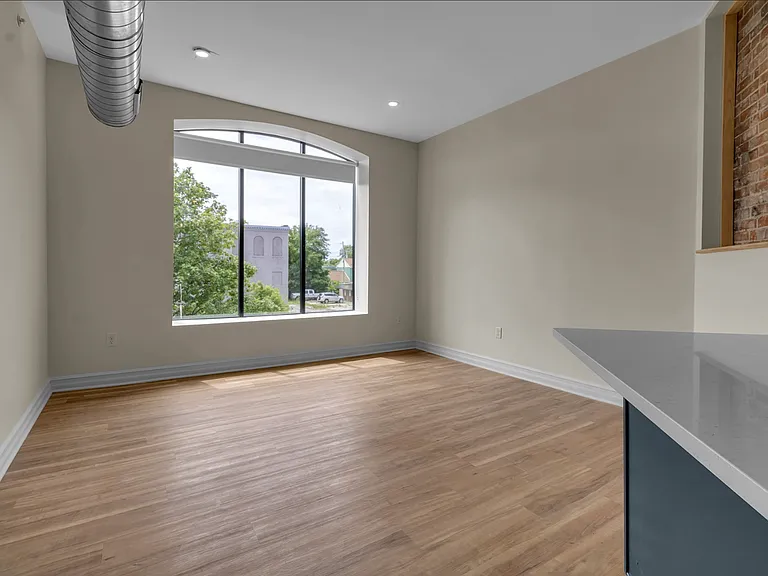 507 Niagara Apartments — Photo 6