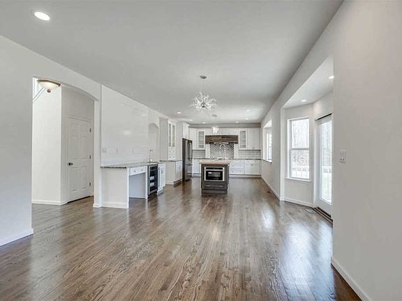 4th image of 25 Savanna Cir #25