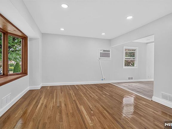 5th image of 670 John St