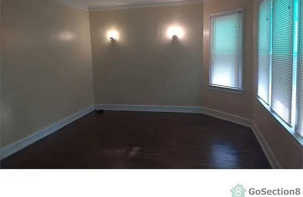 10124 S La Salle St photo 1