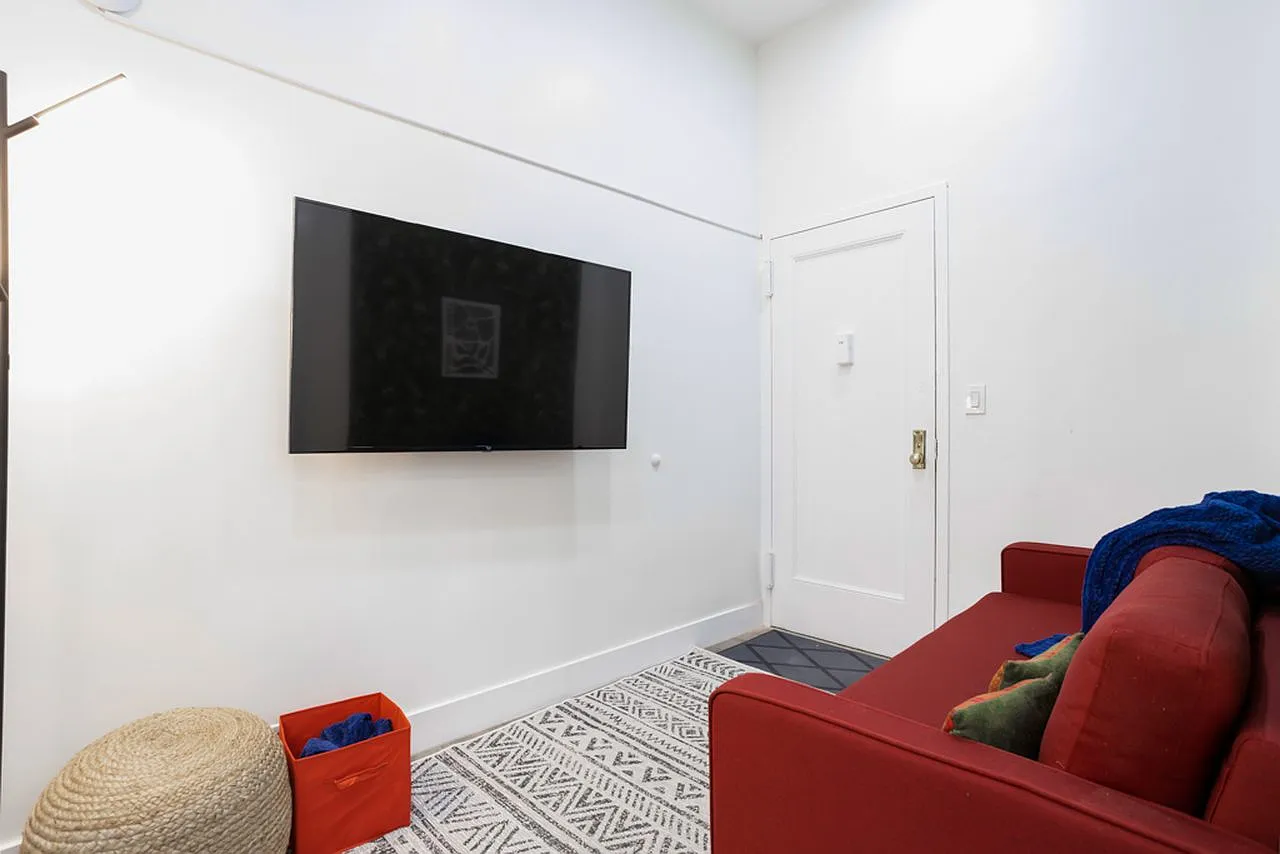 Spacious ROOM at The Park Avenue House — Photo 3