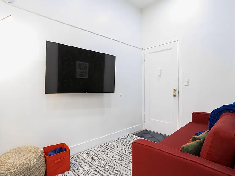 111 E 38th St #4 — Photo 3