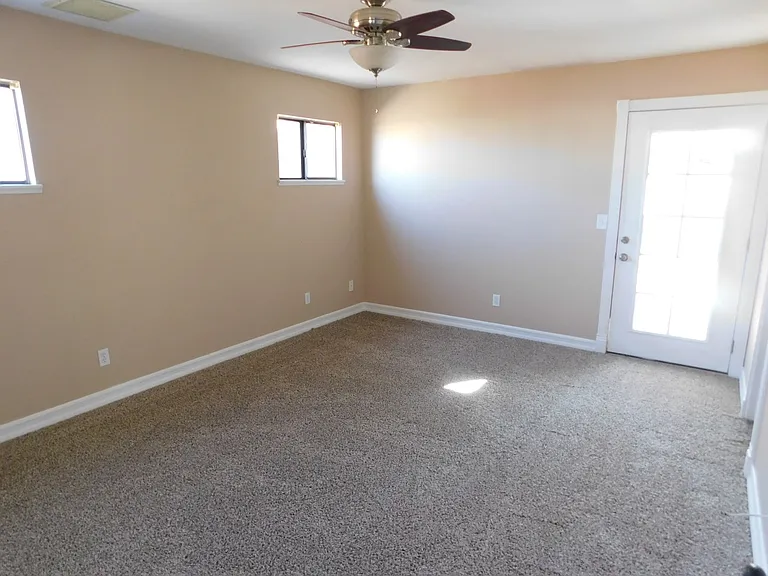 742 N Inyo St — Photo 14