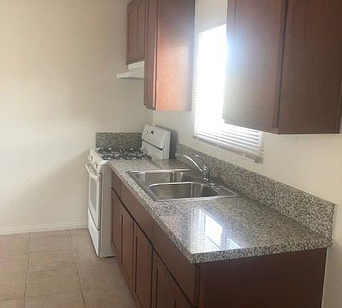4th image of 853 W 41st St