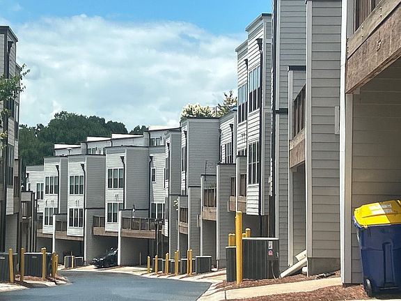4th image of 2131 Holtz Ln NW