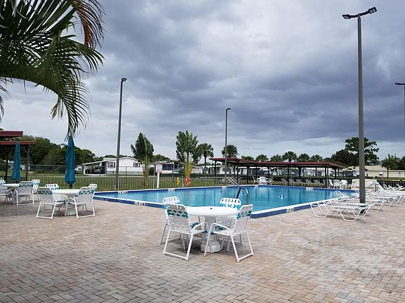 5th image of 465 Holiday Park Blvd NE