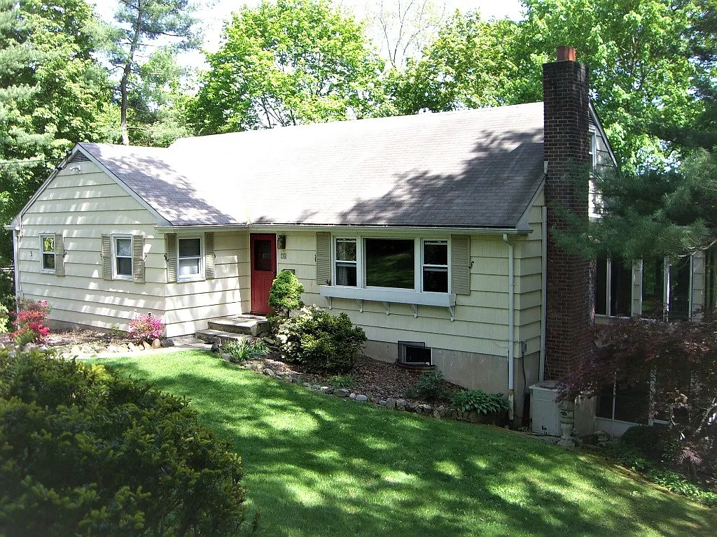 Building Photo - 74 Eastview Ave