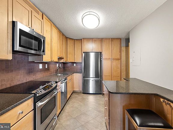3rd image of 203 Yoakum Pkwy APT 1512