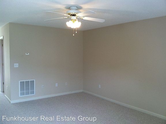 3rd image of 837 Camelot Ln