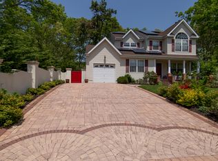 7 Malta Pl, Mastic, NY 11950