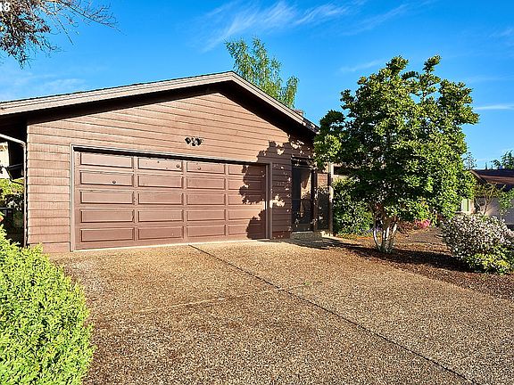 2nd image of 912 NW Sunnywood Ct