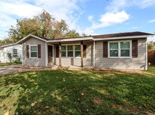 916 N Chenango St, Angleton, TX 77515