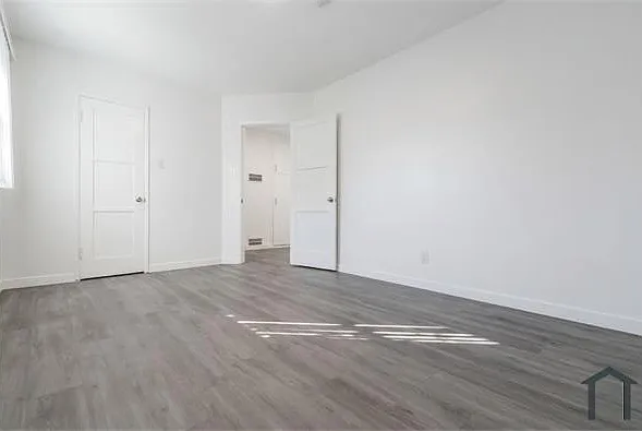 1127 W 111th St — Photo 11