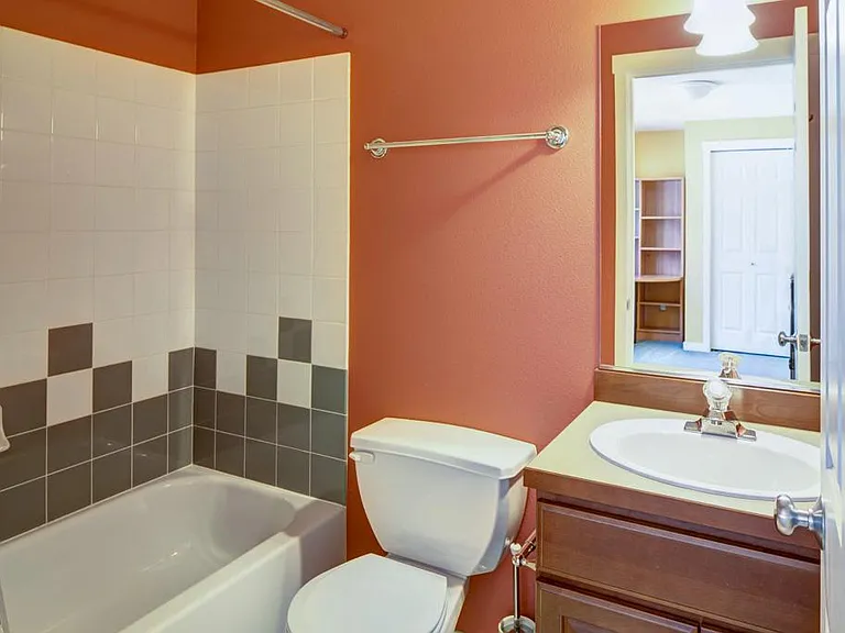 Full bathroom inside the secondary bedroom suite (upper level)