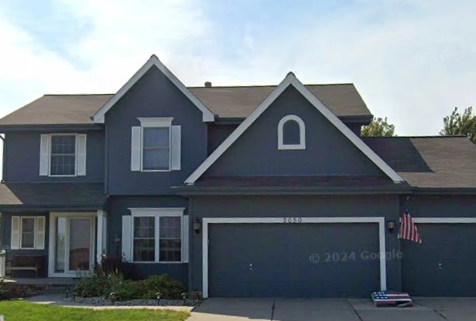 Large house with 3 car garage — Photo 1