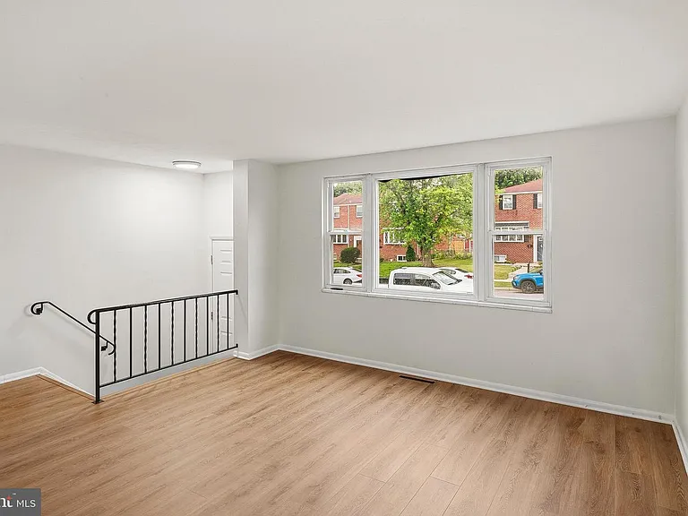 926 Regina Dr — Photo 2