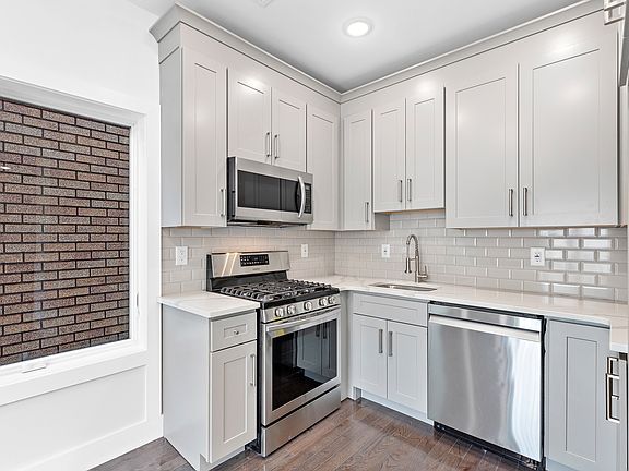 2nd image of 66 Poplar St Unit 2