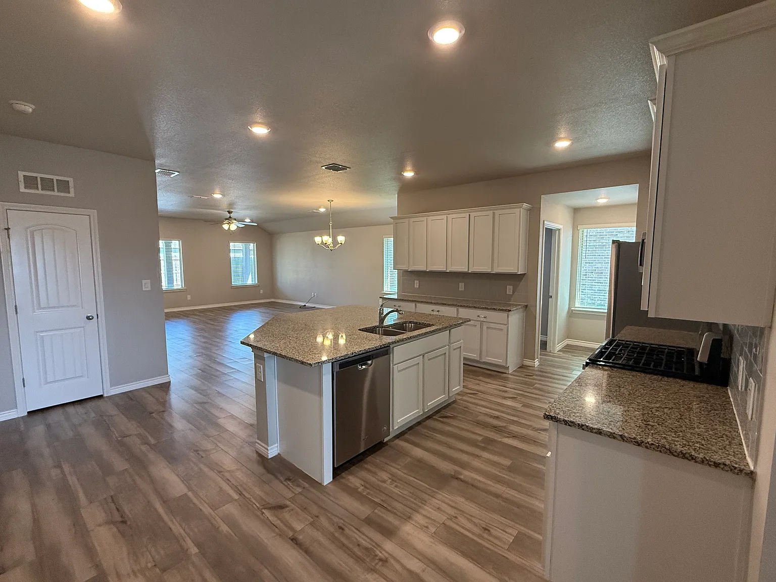 4 bed, 2127 sqft, $2,500 — Photo 3