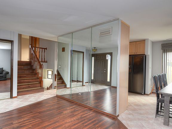 3rd image of 921 Saginaw Ct