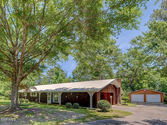 3rd image of 228 Dogwood Ave