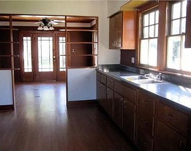 3rd image of 806 Avenue A