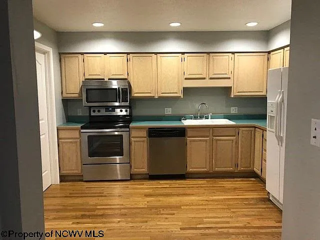 2 bed, 3.5 bath, $2,200 — Photo 3