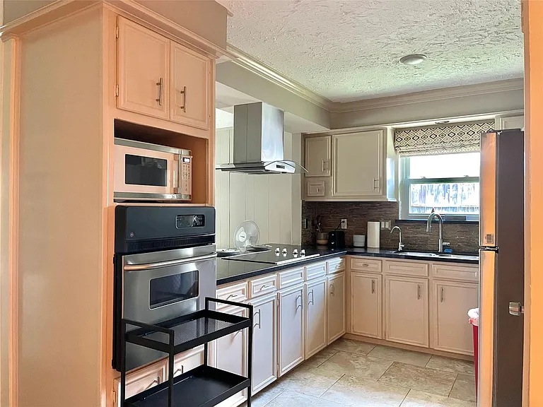 3023 Sam Houston Dr — Photo 13