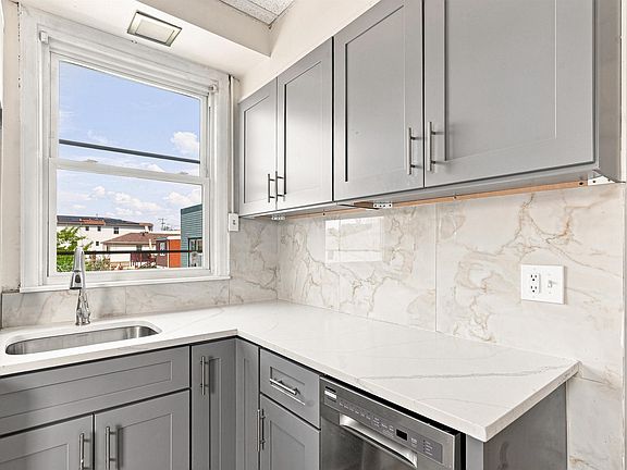 5th image of 320 Clarendon St Floor 2