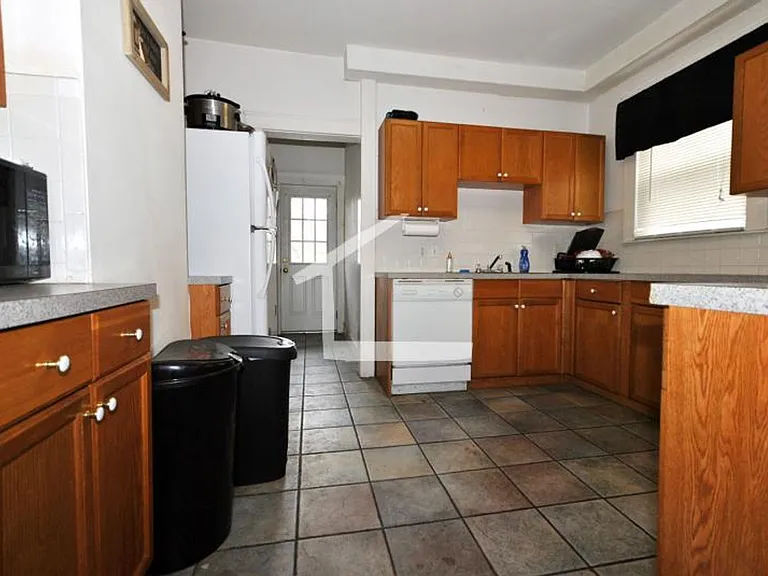 144 Brooks St #1 — Photo 6