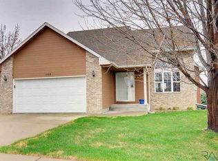 1905 S Brittany Cir, Sioux Falls, SD 57106