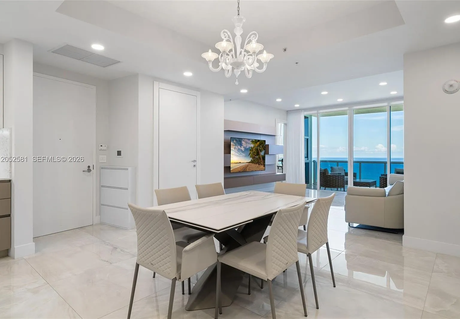 Trump Royale Condo — Photo 1