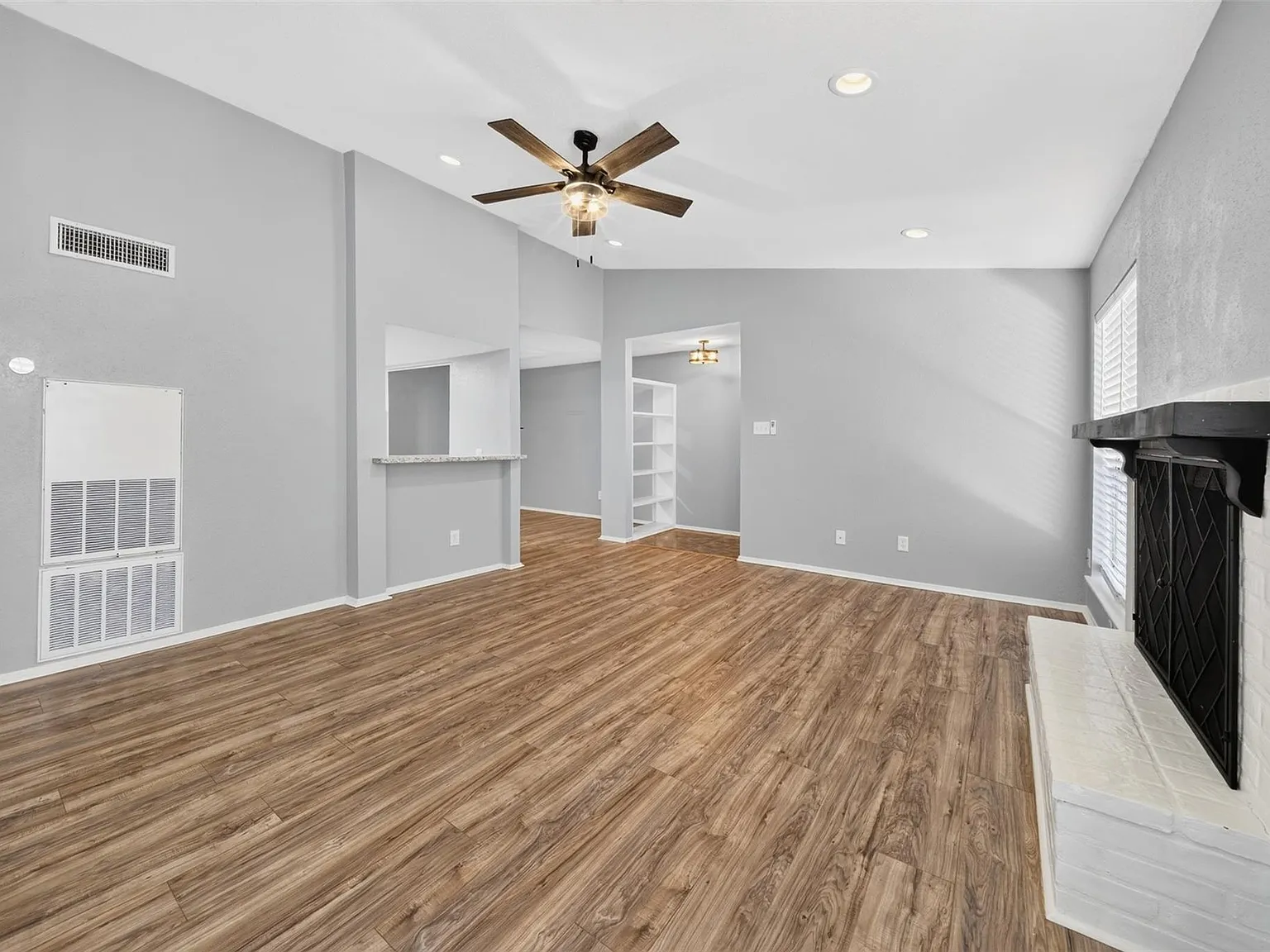 2 bed, 1.0 bath, 773 sqft, $1,200 — Photo 2