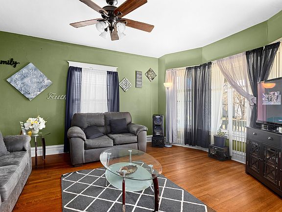 4th image of 1015 NE Glendale Ave