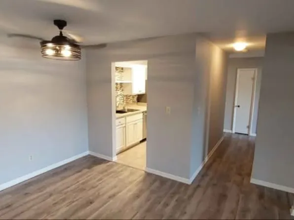 586 Somerset Ln APT 4, Crystal Lake, IL 60014