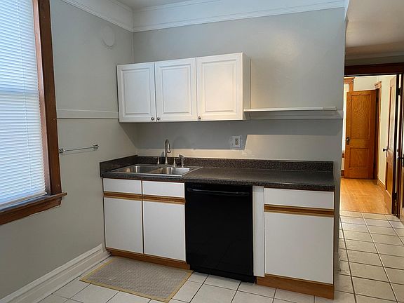 Kitchen 
Built-in dishwasher