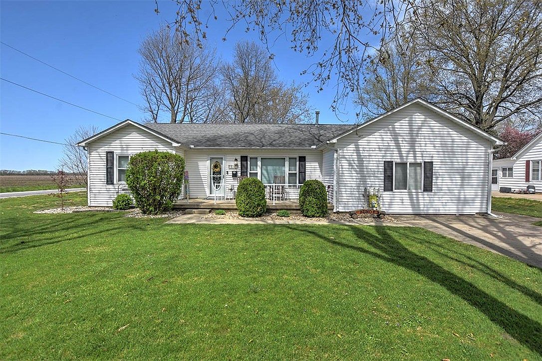 330 W Madison St, Moweaqua, IL 62550 | Zillow