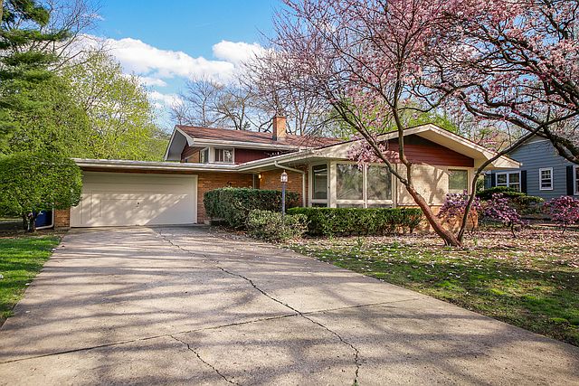 1st image of 48 Oakwood Dr