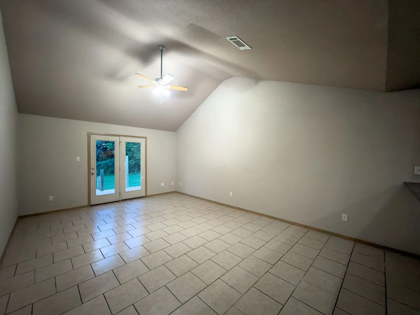 * Half-Off First Month's Rent * Spacious, Fully Electric Duplex - 2 Bedroom, 2 Bathroom, 1121 SQFT — Photo 3