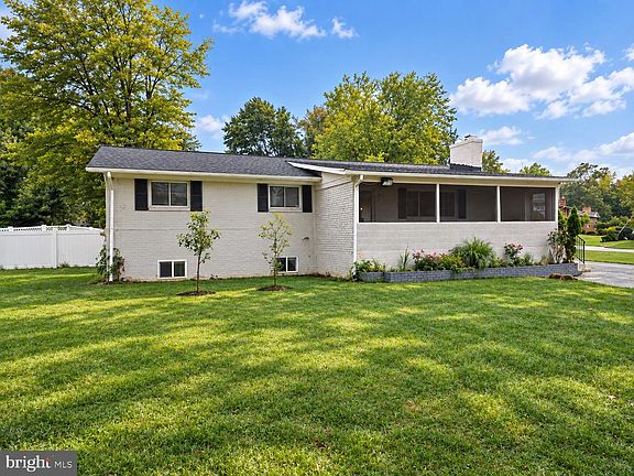 3rd image of 7411 Colchester Dr