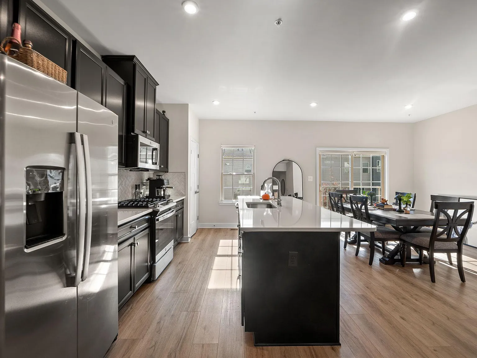 3 bed, 4.0 bath, 2376 sqft, $3,500 — Photo 3