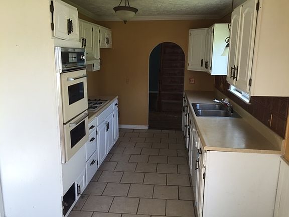 4th image of 454 E Lake St