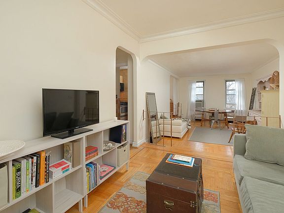 2nd image of 601 Pelham Pkwy N APT 412