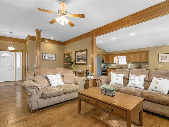 5th image of 803 NW Poplar Ct