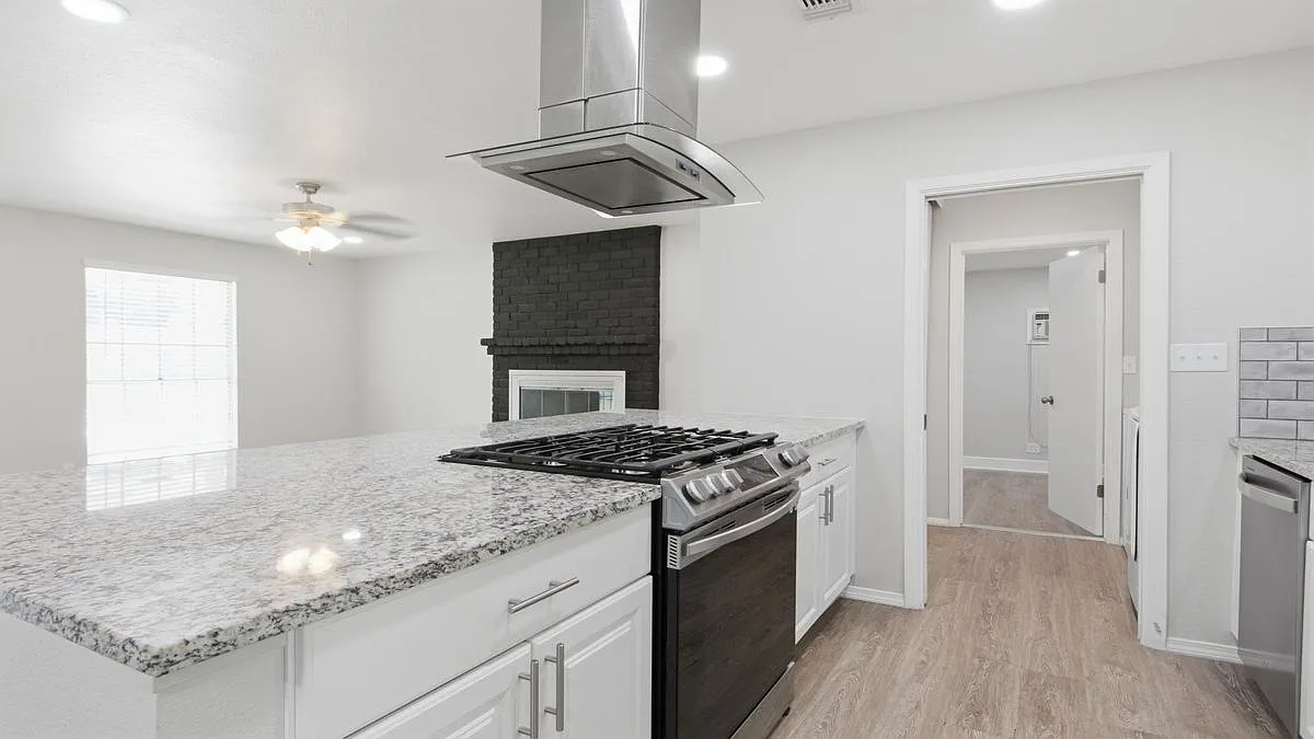 3 bed, 2.0 bath, 1614 sqft, $2,000 — Photo 1