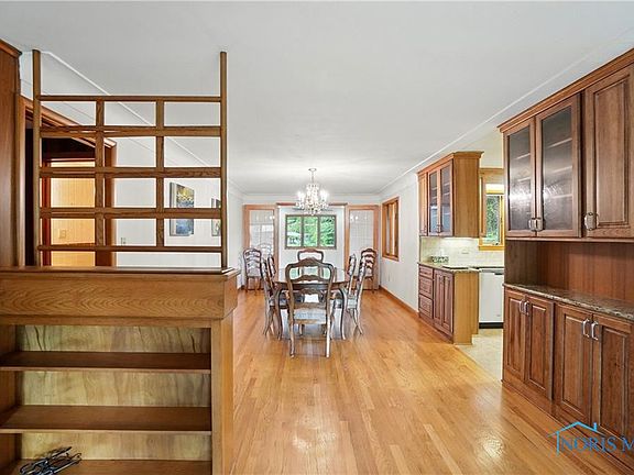 5th image of 426 Hillcrest Dr