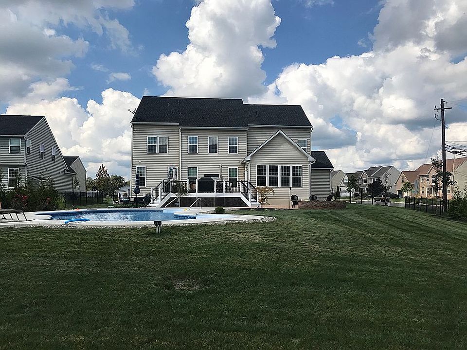 2nd image of 2000 Woodbridge Ln