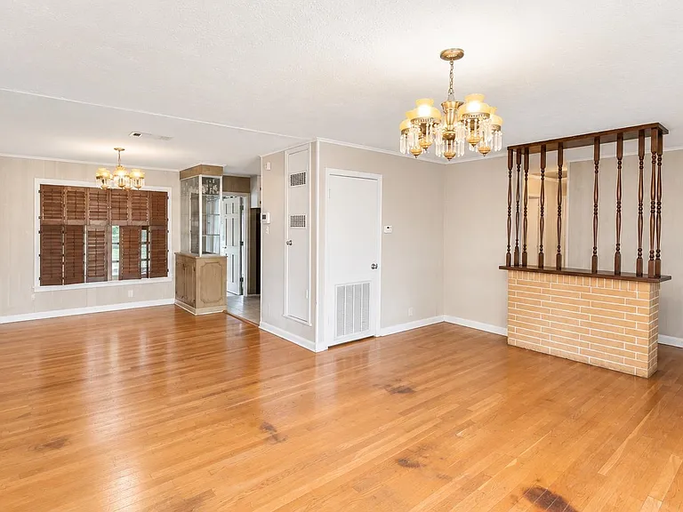 2201 Clooney St — Photo 3
