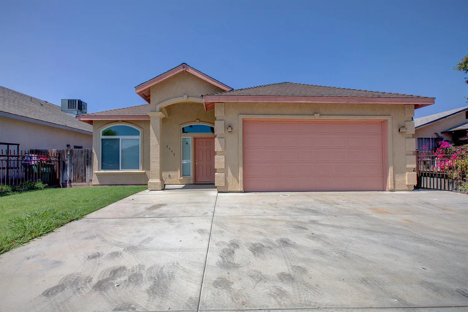 2045 Beachwood Dr photo 1